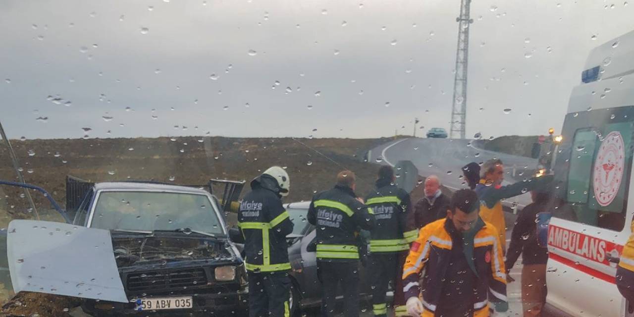 Muratlı-tekirdağ Yolunda Kavşakta Kaza: 2 Yaralı