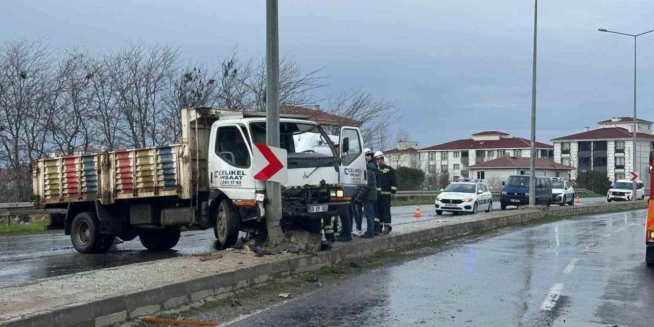 Kamyonet Aydınlatma Direğine Çarptı: 2 Yaralı