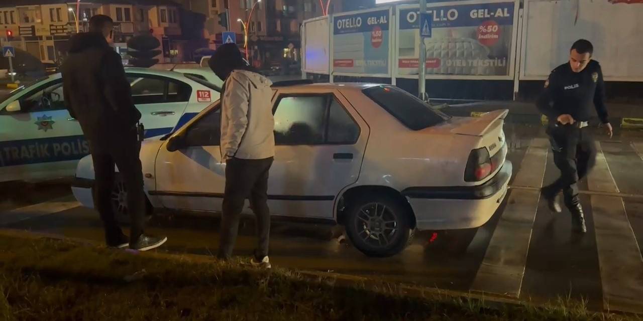 Polisten Kaçan Sürücü, Polis Aracına Çarparak Durdu