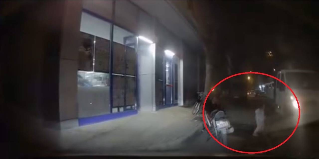 Yola Aniden Fırlayan Minik Kız, Otomobilin Altında Kalmaktan Kıl Payı Kurtuldu