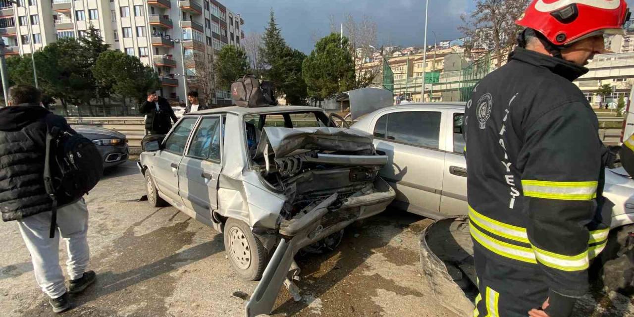 5 Aracın Karıştığı Zincirleme Kazada 2 Kişi Yaralandı