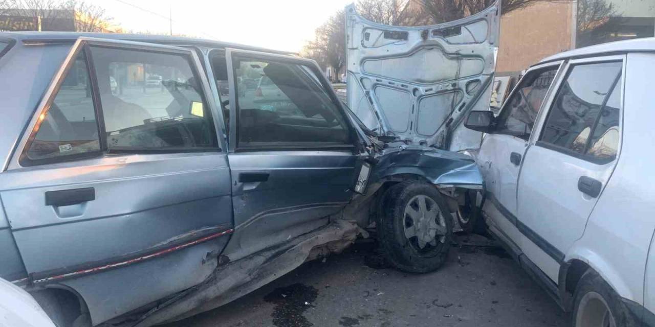 Karaman’da Otomobiller Çarpıştı: 2 Yaralı