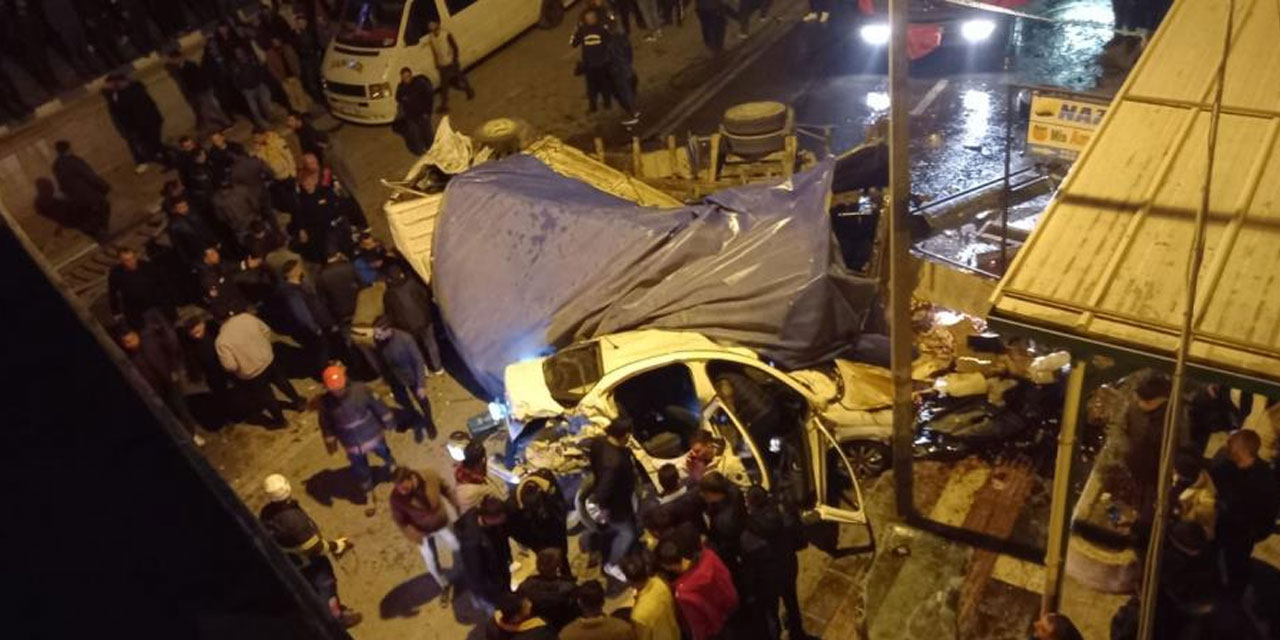 Freni boşalan kamyonun dehşet saçtığı kazada 3 kişi öldü, 26 kişi yaralandı