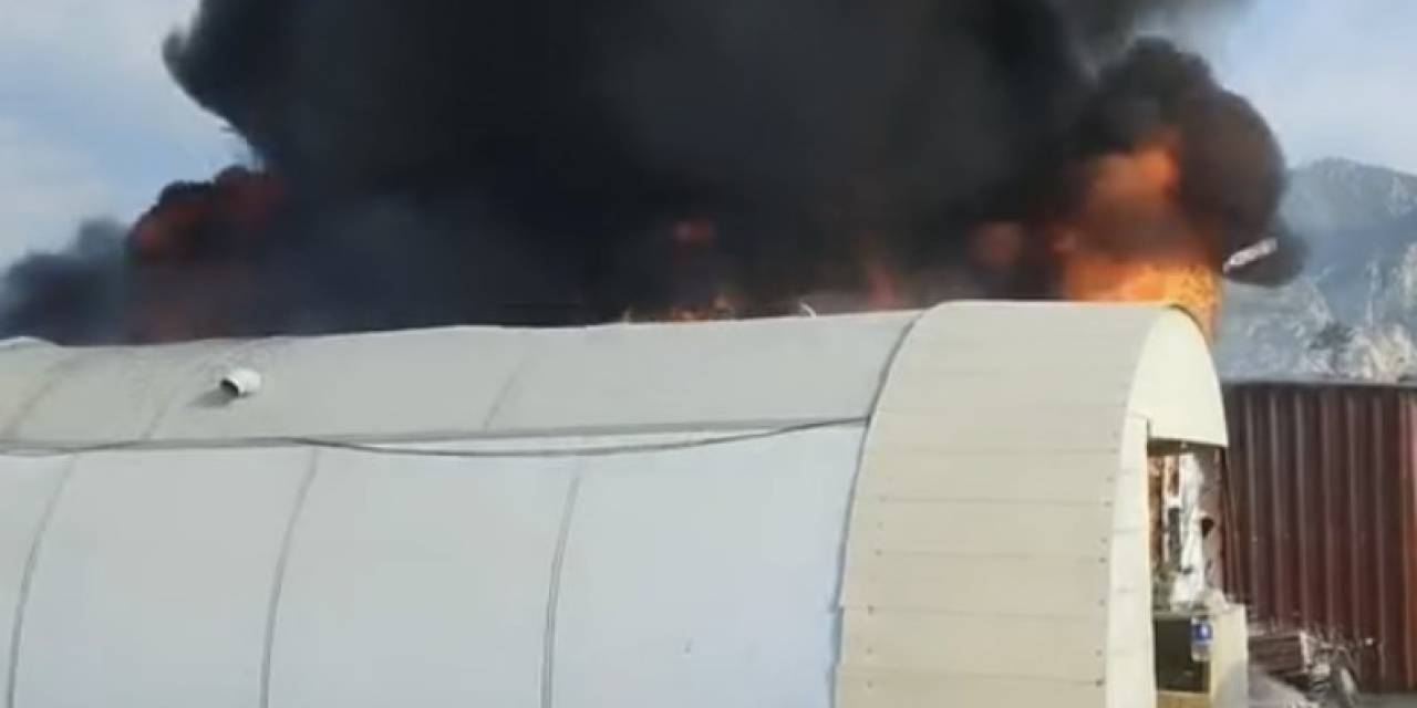 Hatay’da Konteyner Kentte Yangın: 4 Konteyner Yandı