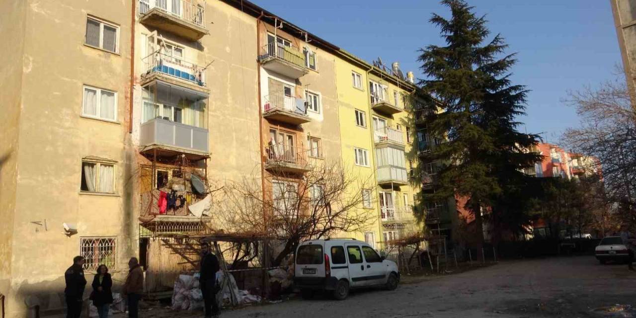 Konya’da 5 Katlı Apartman Çökme Riskine Karşı Boşaltıldı