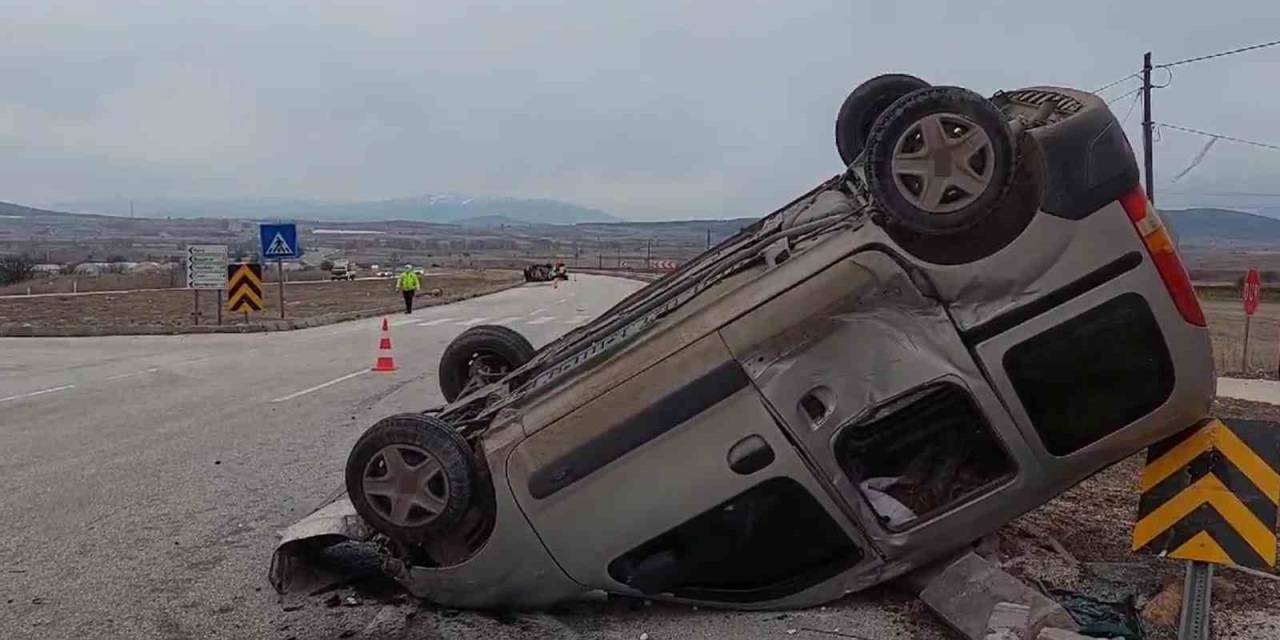 Kamyonet İle Çarpışan Hafif Ticari Araç Takla Attı: 3 Yaralı