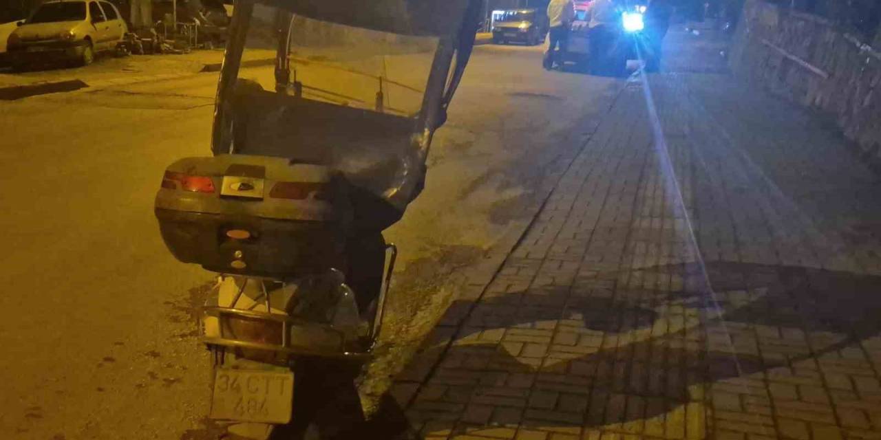 Motosiklet Yolun Ortasında Yürüyen Kişiye Çarptı