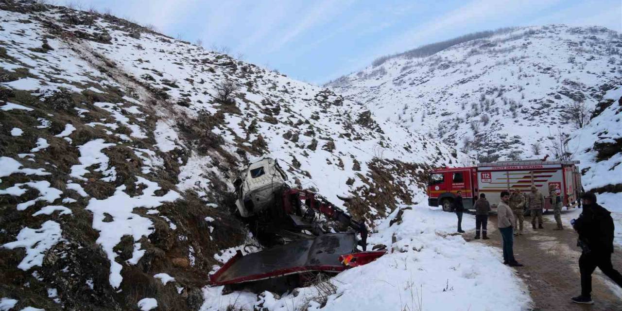 Muş’ta Park Halindeki Vinç 700 Metrelik Uçurumdan Yuvarlandı