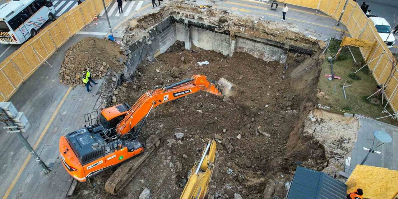 Yüzüncü Yıl Meydanı’ndaki Göçük Havadan Görüntülendi