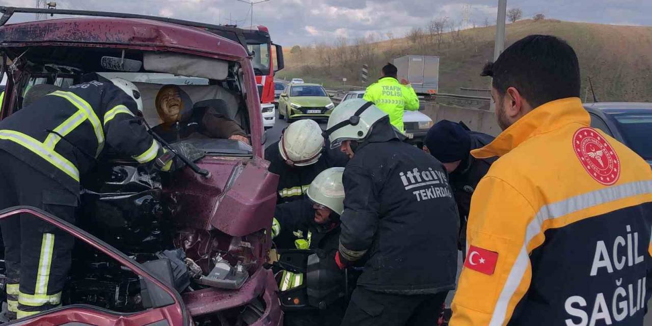 Hurdaya Dönen Minibüste Sıkışan Sürücüyü İtfaiye Kurtardı