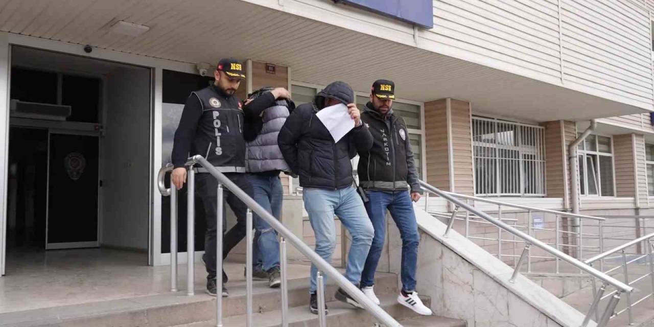 Şüpheli Araçta Binlerce Uyuşturucu Hap Ele Geçirildi: 2 Tutuklama