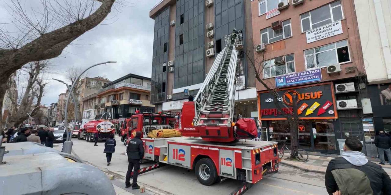 Yalova’da İş Hanında Çıkan Yangında 2 Kişi Dumandan Etkilendi