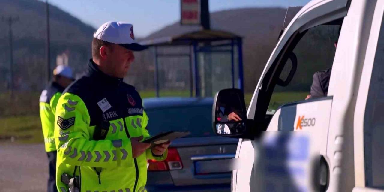 Jandarma Trafikte Göz Açtırmıyor: 928 Araç Ve 223 Sürücü Trafikten Men Edildi