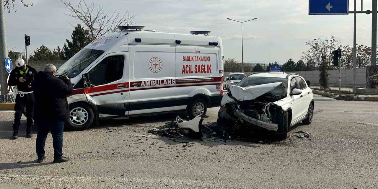 Elazığ’da Ambulans İle Otomobil Çarpıştı: 2 Yaralı
