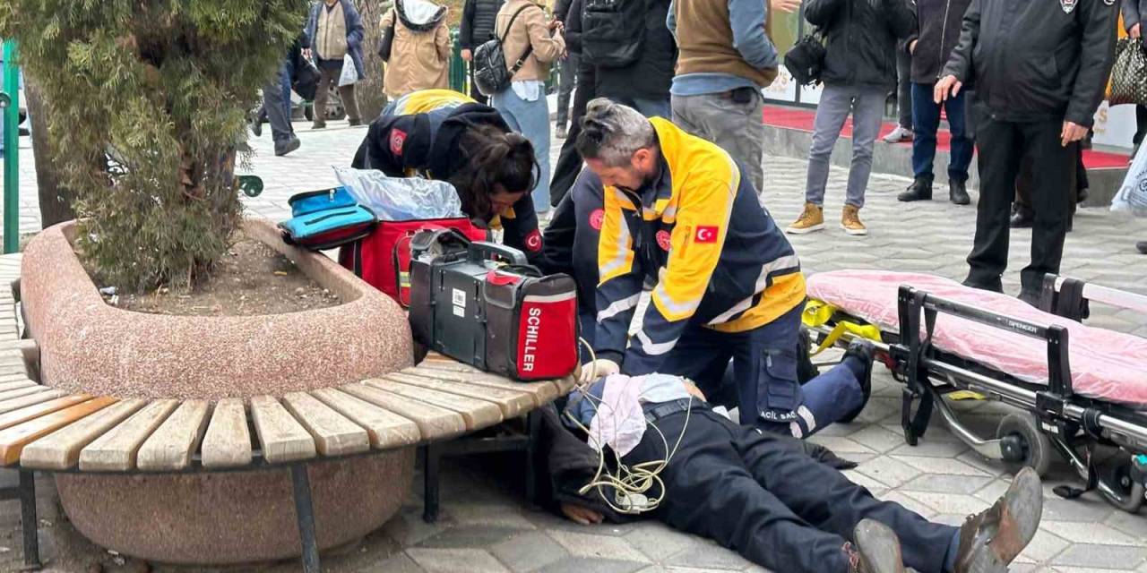 Yere Yığılan Yaşlı Adama Oradan Geçen Doktor Müdahale Etti, Kalp Masajı İle Hayata Döndü