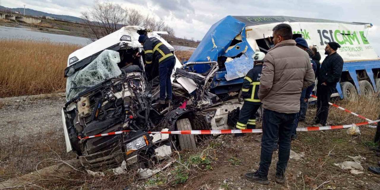İki Tır Kafa Kafaya Çarpıştı: 1 Ölü, 2 Yaralı