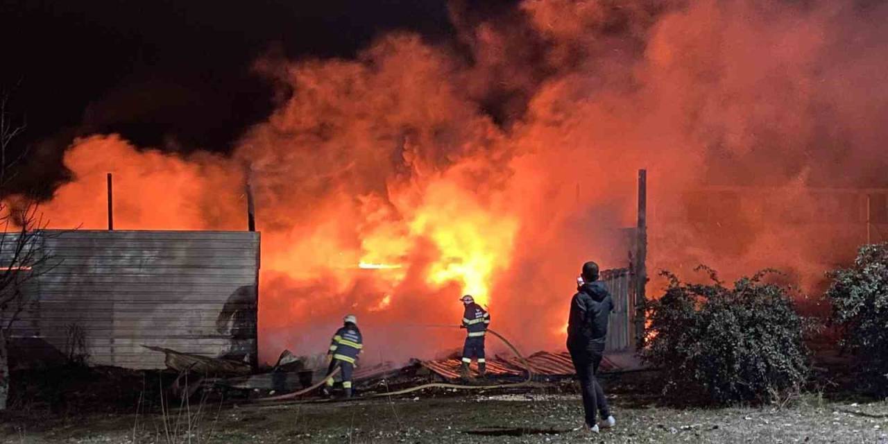 Geri Dönüşüm Tesisindeki Yangın Korkuttu