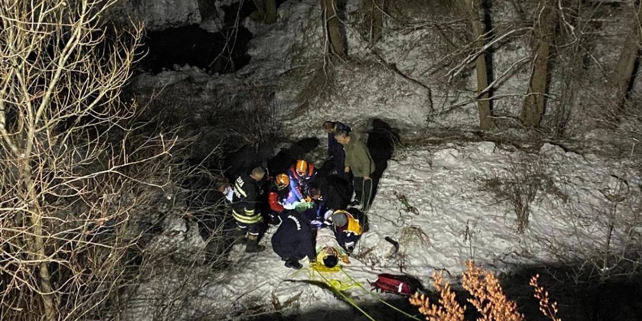 Otomobil Şarampole Devrildi, Yaralılar Afad Ekiplerince Çıkarıldı