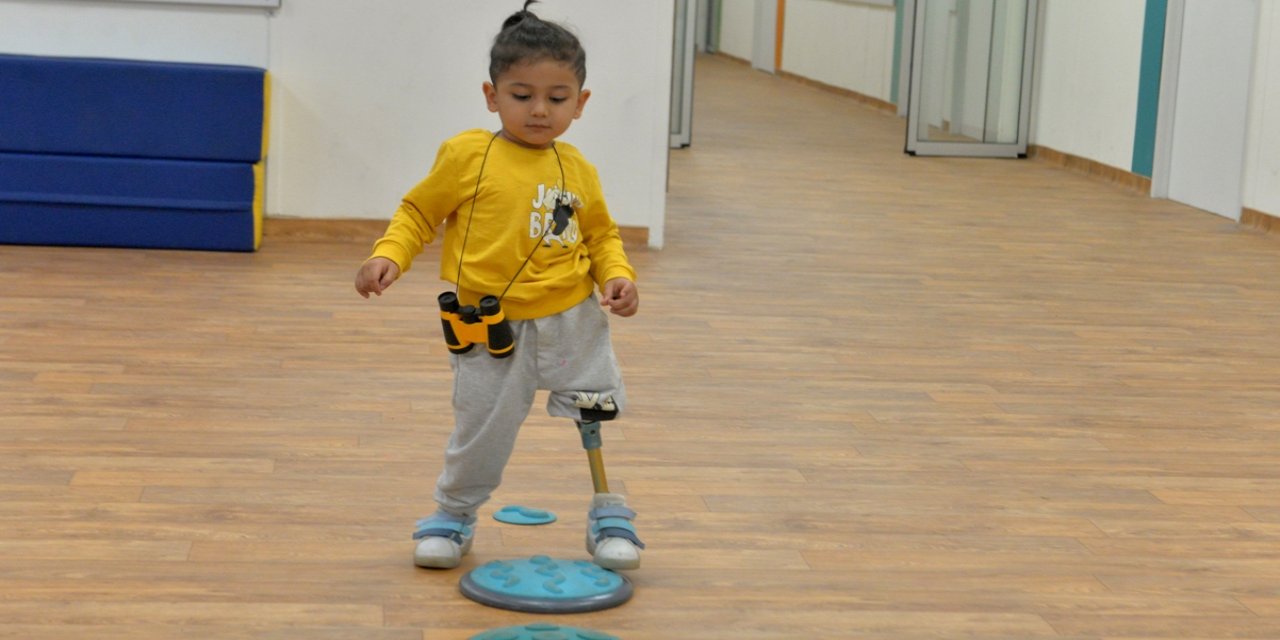 Annesinin kucağında enkaz altında kalan Hasan bebek, protezle yaşama tutundu