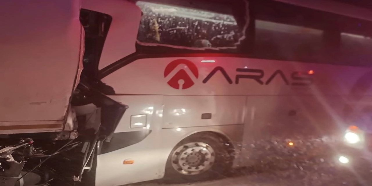 Sivas'ta yolcu otobüsü, park halindeki TIR'a çarptı: 1 ölü, 13 yaralı