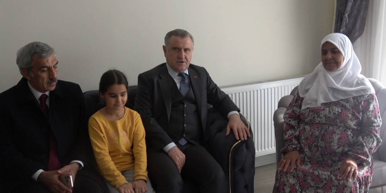 Bakan Bak, Depremzede Ailelerle Buluştu