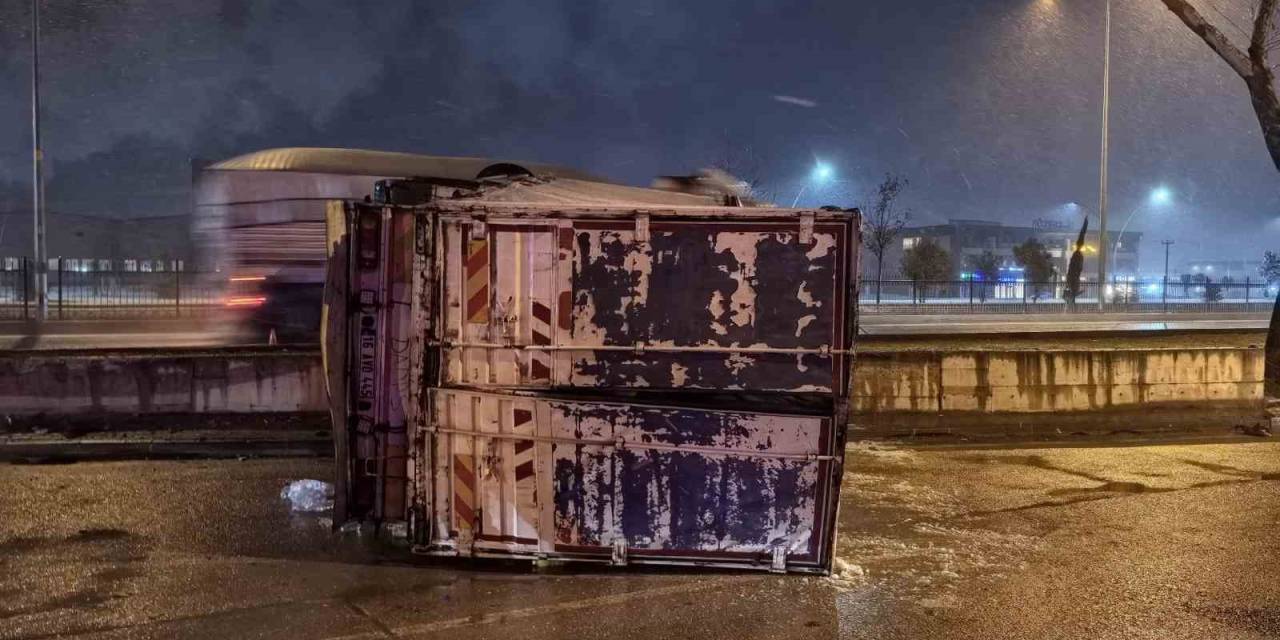 Bursa’da İçecek Yüklü Kamyon Devrildi