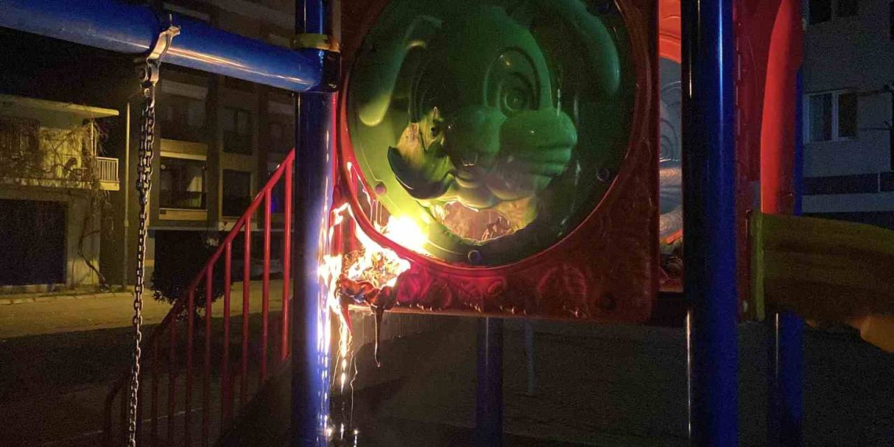 Çocuk Oyun Parkını Ateşe Verip Kaçtılar