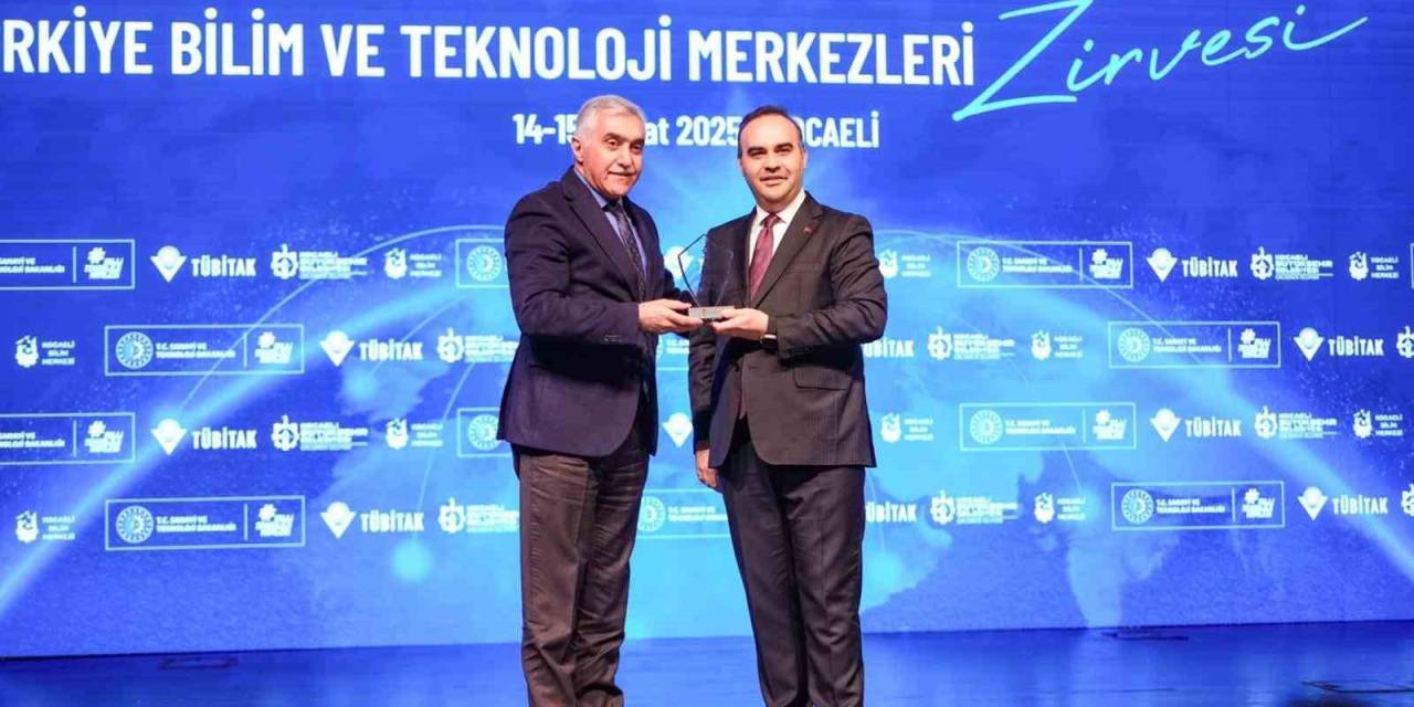 Bilim Erzurum Türkiye’nin ‘En Başarılı Bilim Merkezi Ödülü’nü Aldı