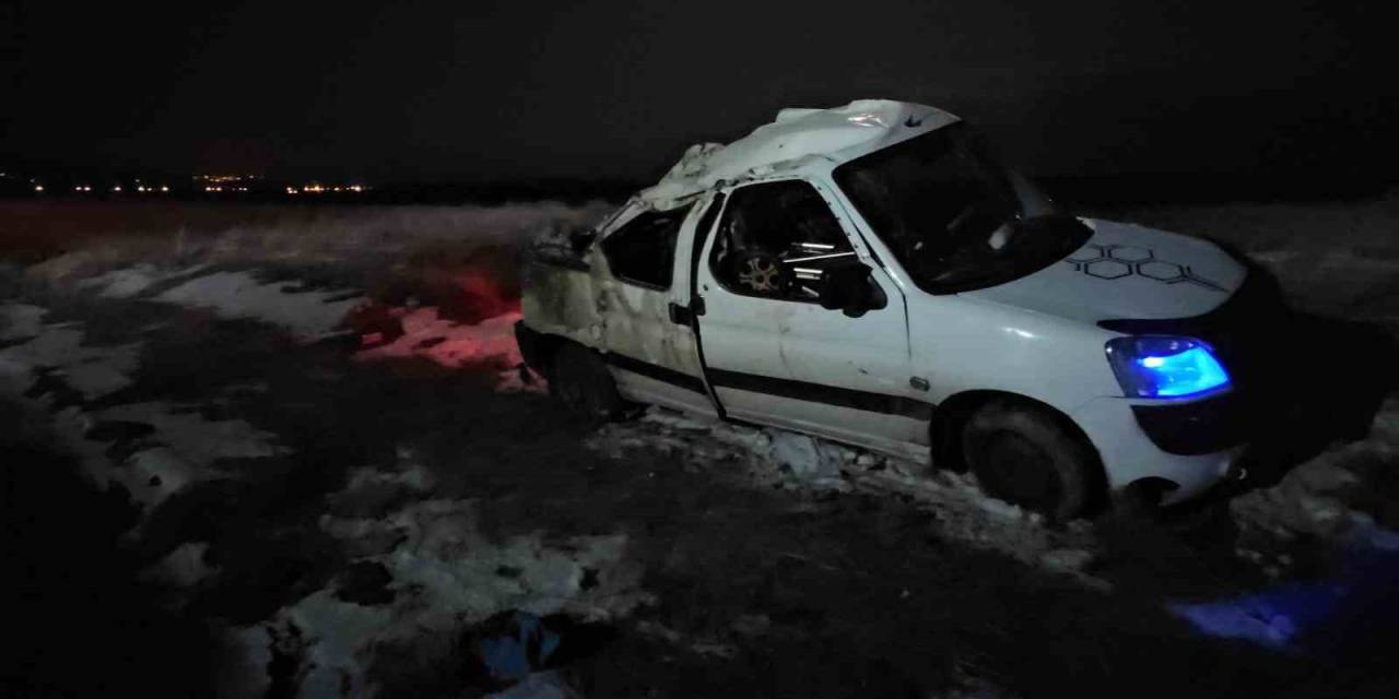 Domuz Sürüsüne Çarpmamak İçin Manevra Yapan Kamyonet Devrildi: 3 Yaralı