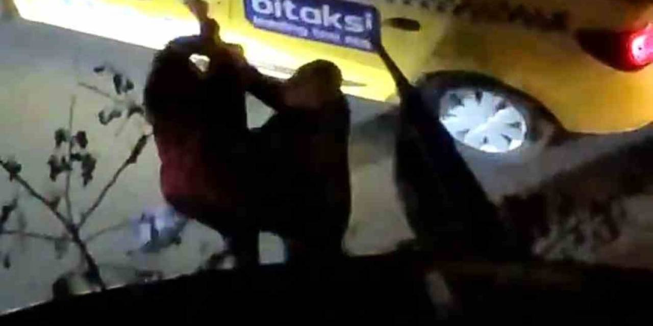 Kadıköy’de Takside Ters Yön Kavgası: Yolcu Çileden Çıktı