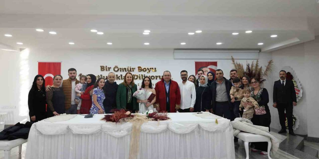 Keçiören Belediye Başkanı Özarslan Nikahlarını Kıydı, Çiftler Karaoke Yaptı