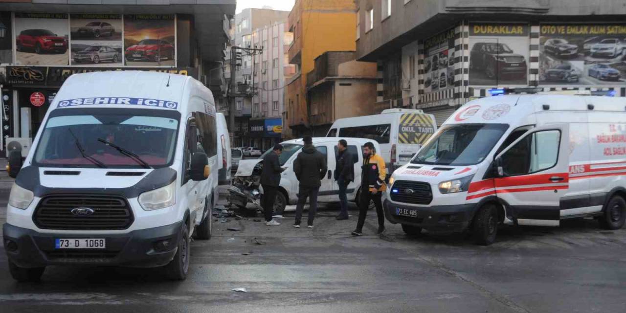 Kamyonet Şehiriçi Minibüse Çarptı: 1 Yaralı