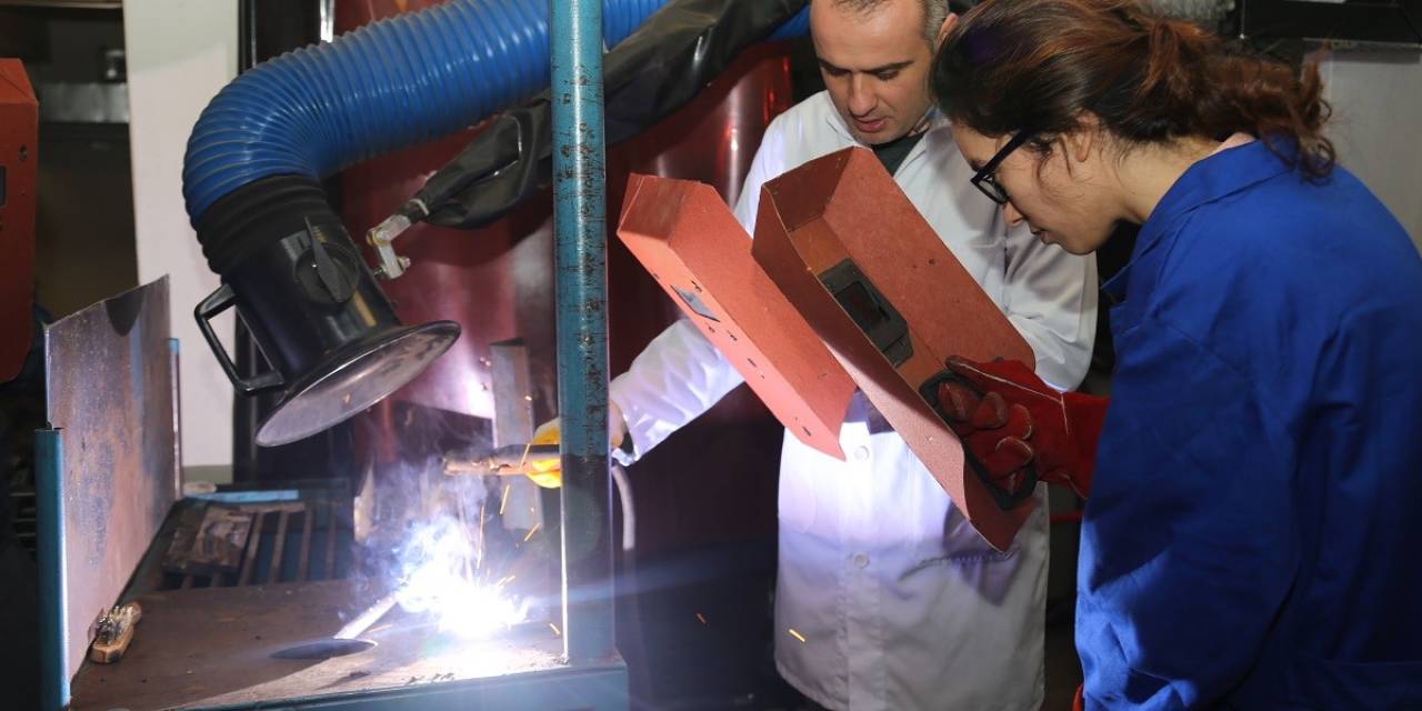 İş Ayırt Etmeyen Kadınlar Kaynak Da Yapıyor Halı Da Dokuyor