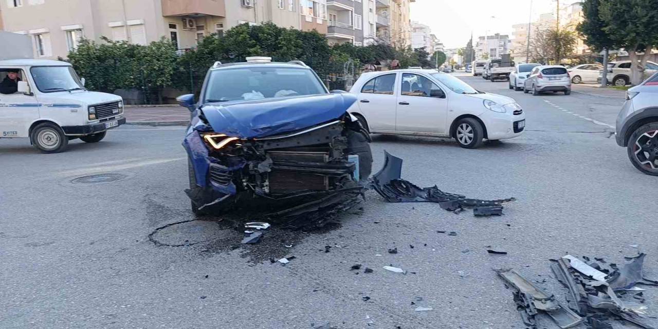 Kontrolsüz Kavşakta İki Otomobil Çarpıştı, Fenalaşan Sürücü Hastaneye Kaldırıldı