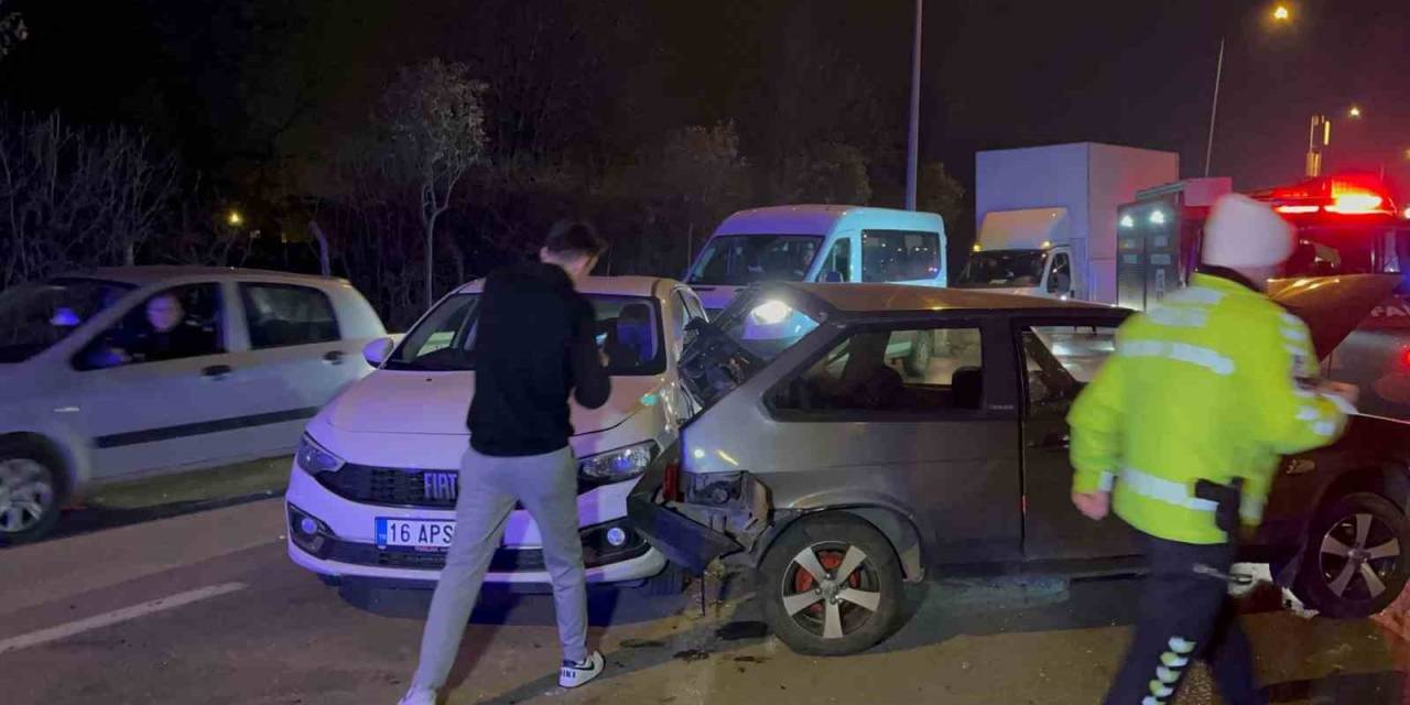 Aracının Direksiyon Hakimiyetini Kaybetti, Önündeki 3 Otomobile Çarparak Durabildi