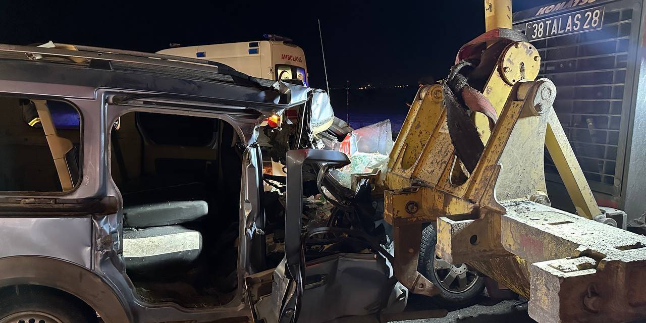 Hafif Ticari Araç İş Makinesine Çarptı: 1’i Ağır 2 Yaralı