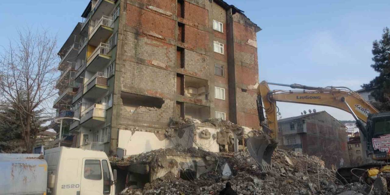 Malatya’da Yıkım Sırasında Hasar Gören 6 Katlı Bina Tahliye Edildi