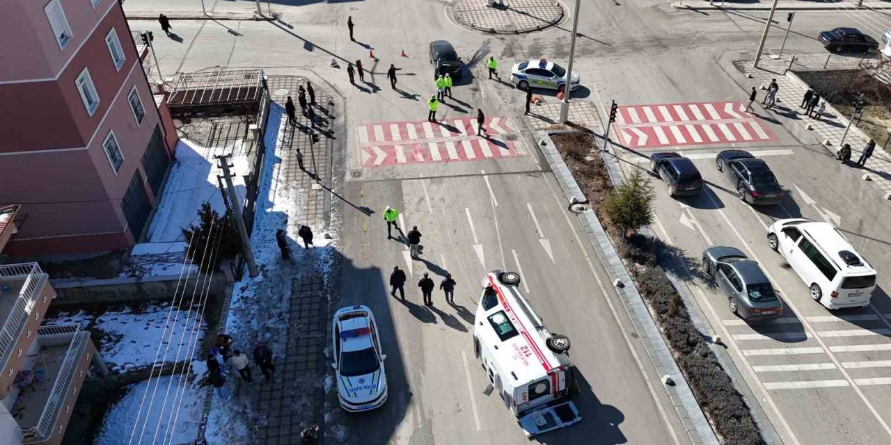 Karaman’da Otomobille Çarpışan Ambulans Devrildi: 3’ü Sağlık Görevlisi 5 Kişi Yaralandı