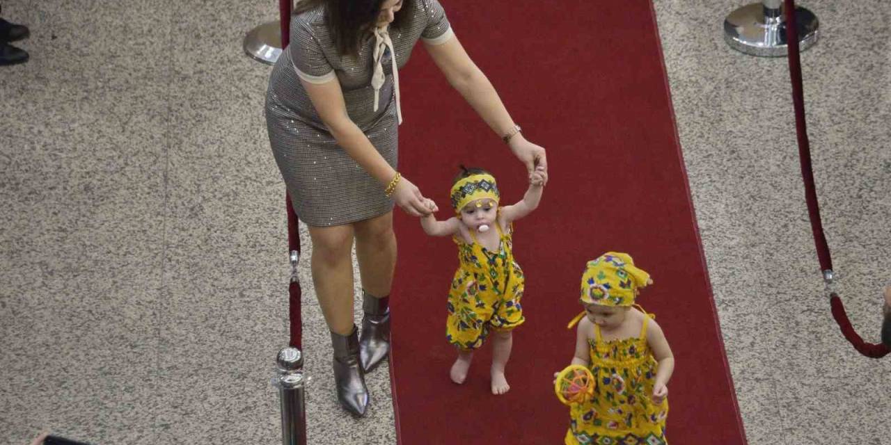 Bebekler Ve Çocuklar Podyuma Çıktı, Renkli Kostümleri İle Büyük Beğeni Topladı