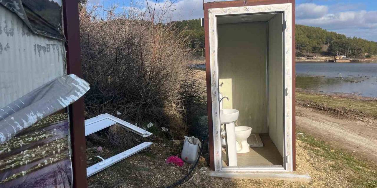 Yayla Gölündeki Mobil Tuvaletlerin Bakımsız Hali Tepki Topladı