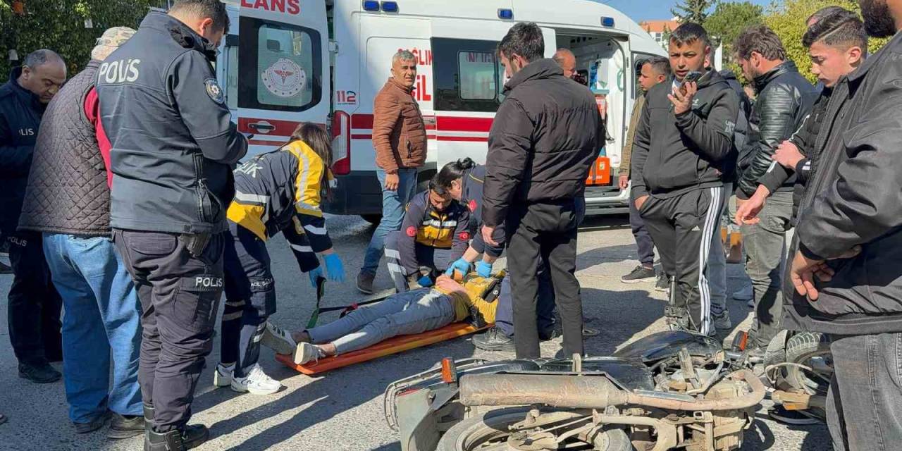 Hafif Ticari Araç Motosikletle Çarpıştı, O Anlar Güvenlik Kamerasına Yansıdı: 1 Yaralı