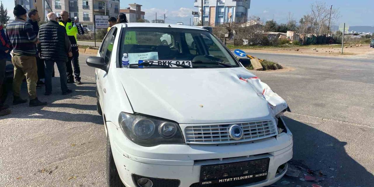 Kamyonetle Otomobilin Çarpıştığı Kazada Baba Ve Oğlu Yaralandı