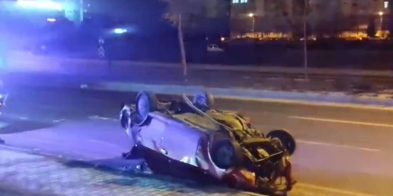 Otomobiller Çarpıştı, Alkol Şişeleri Ortalığa Saçıldı: 4 Yaralı