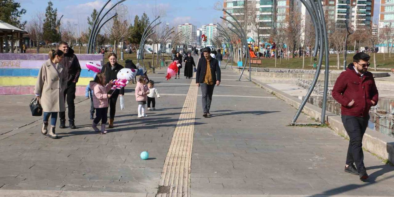Diyarbakır’da Vatandaşlar Güzel Havanın Keyfini Çıkarıyor