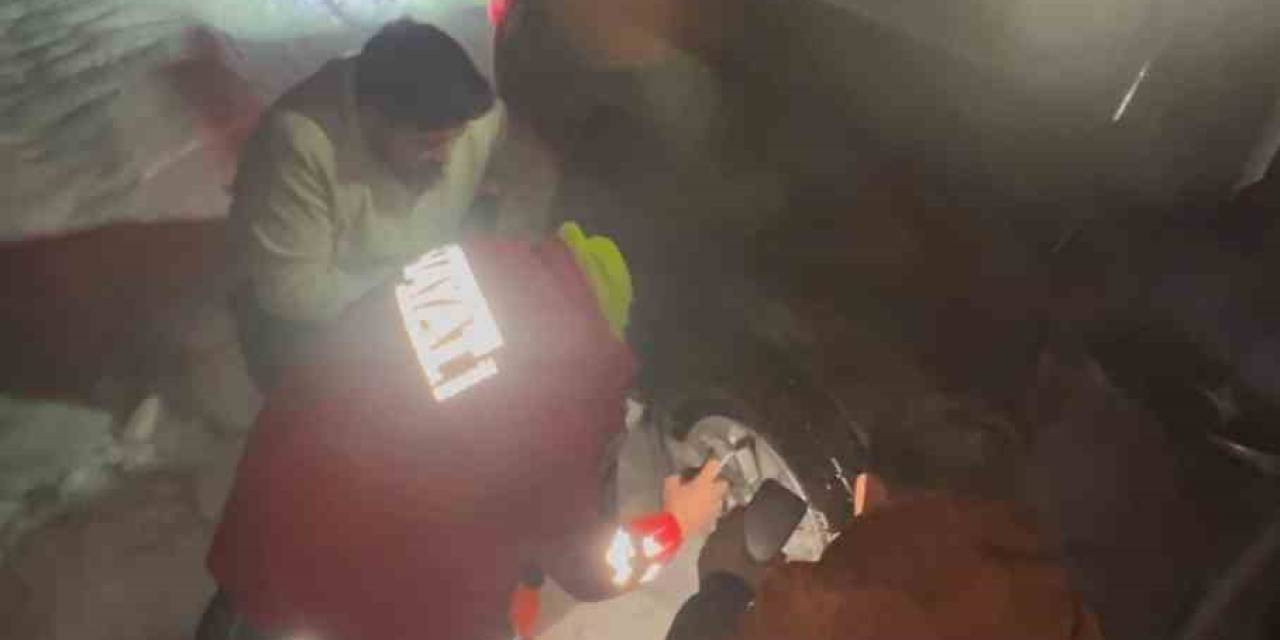 Karla Kaplı Çam Dağı’nda Mahsur Kalan Aile Kurtarıldı