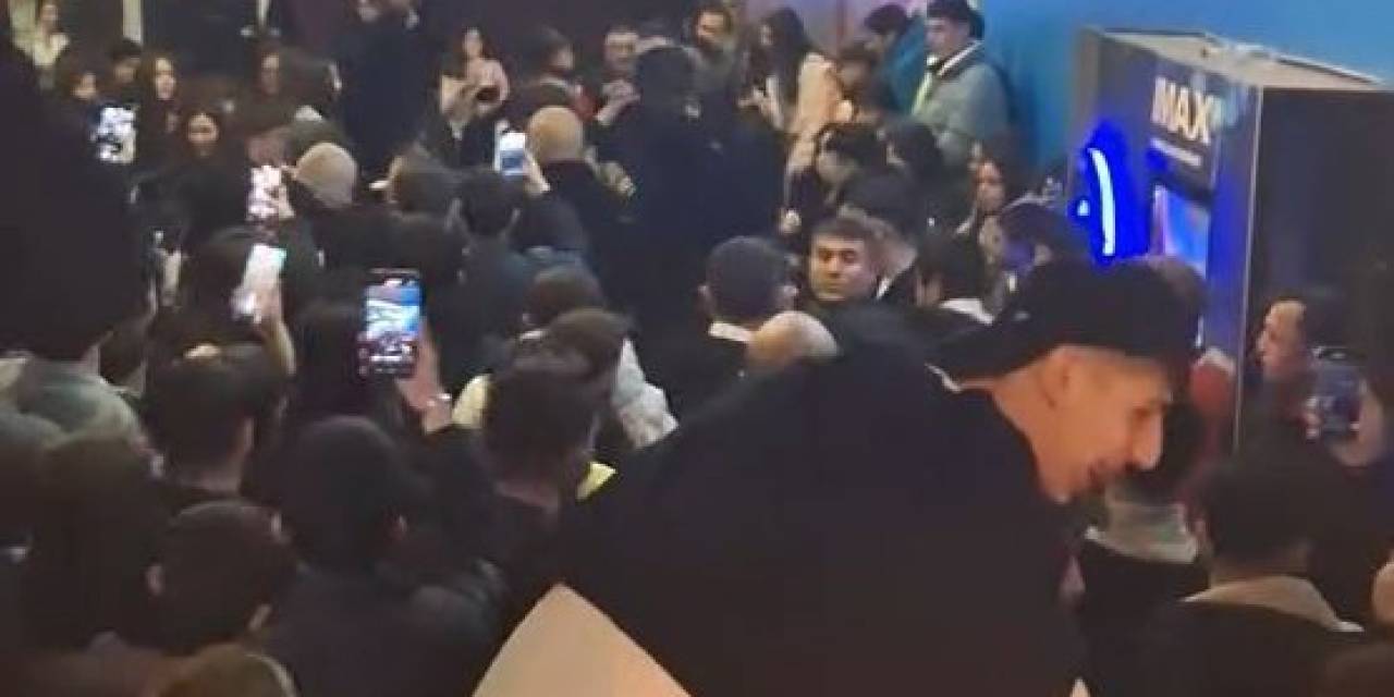 Ünlü İsimlerin Geldiği Film Galasında İzdiham: Kavga Sırasında Yangın Tüpü Sıktılar