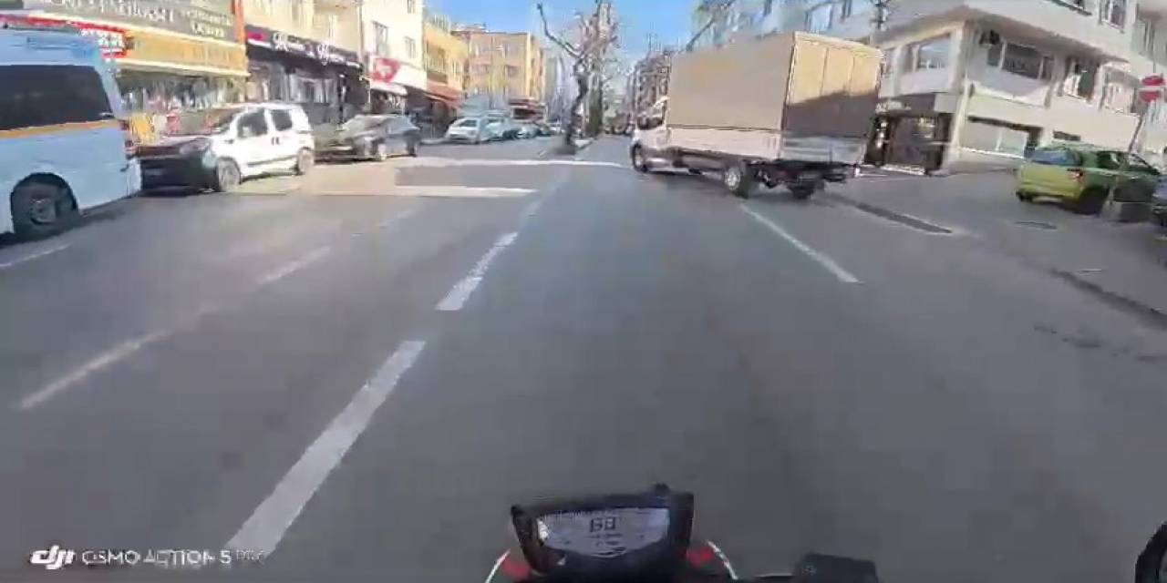 Yola Çıkan Kamyonete Çarpmamak İçin Manevra Yaptı, Ters Yöne Girip Otobüse Çarptı