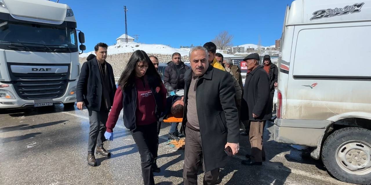 Yüksekova’da Trafik Kazası: 2 Yaralı