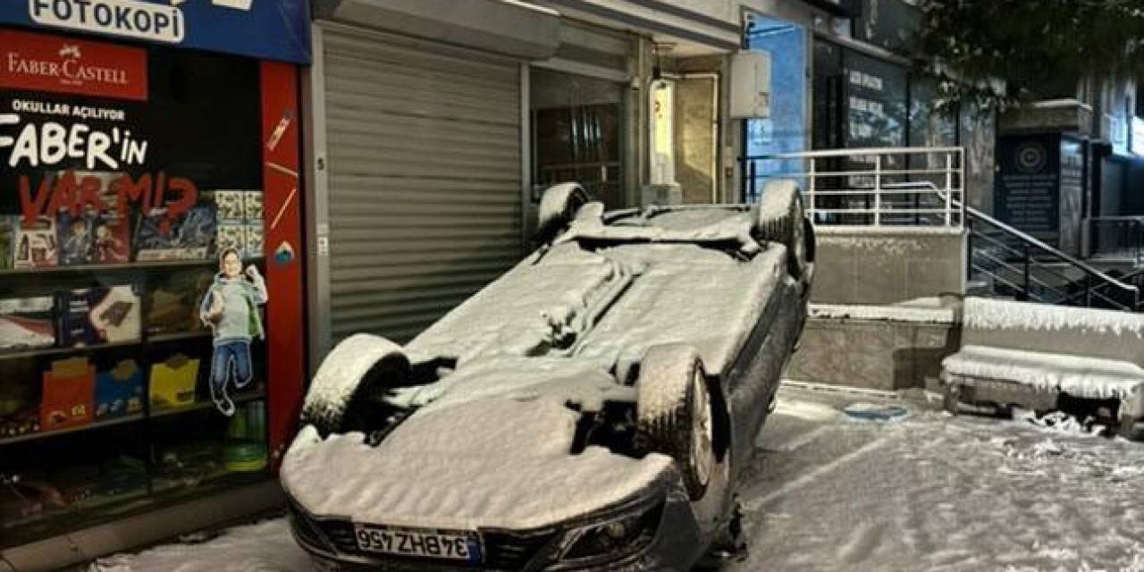 Beylikdüzü’nde Kar Küreme Kamyonunun Çarptığı Otomobil Ters Döndü