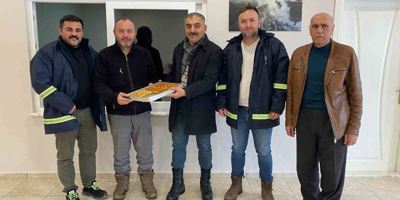 Kar Küreme Ekiplerine Baklava İkramı